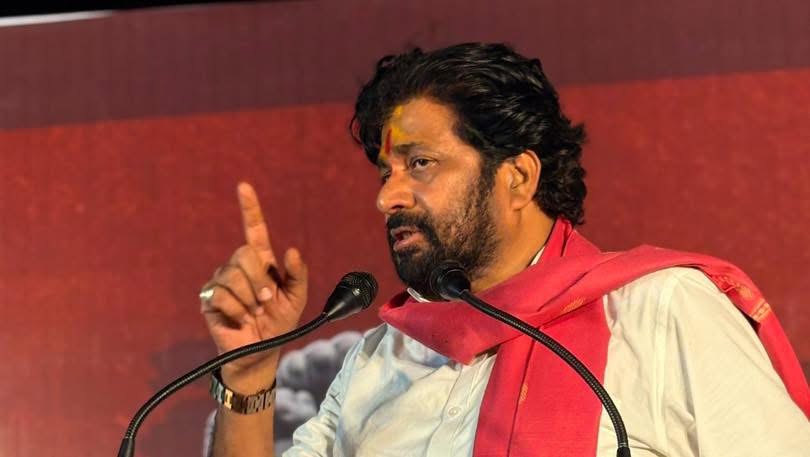 Bacchu Kadu addressing supporters